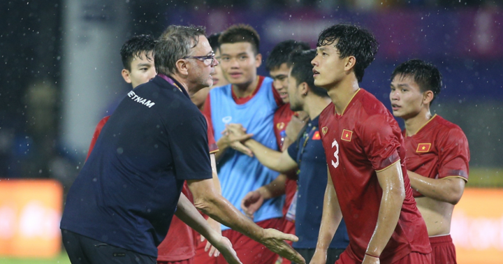HLV Philippe Troussier tiếp tục nhận 