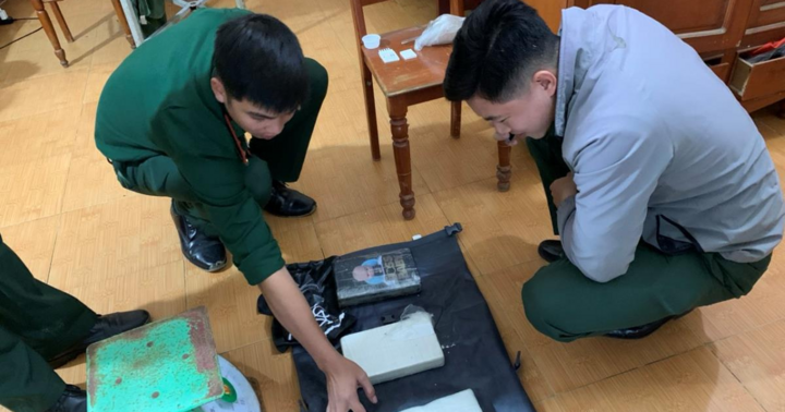 Đang đi dạo trên bờ biển, người dân Quảng Ngãi phát hiện gần 3kg ma túy