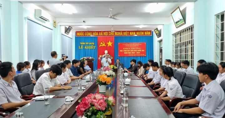 Quảng Ngãi: Thưởng nóng các học sinh thiết lập
