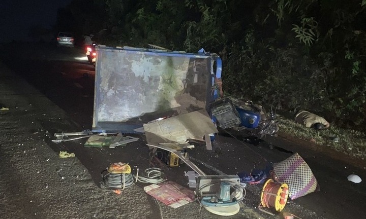 Xe máy va chạm với xe ba gác, 2 thanh niên tử vong