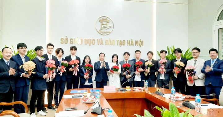 Sở GD&ĐT Hà Nội gặp mặt 13 học sinh giỏi dự kỳ thi chọn đội tuyển thi quốc tế năm 2024