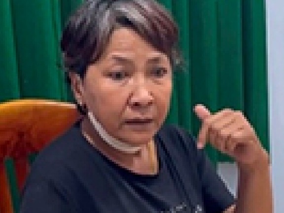 Người phụ nữ đi xe máy không đội mũ bảo hiểm, vượt đèn đỏ, đánh CSGT ở Bình Định