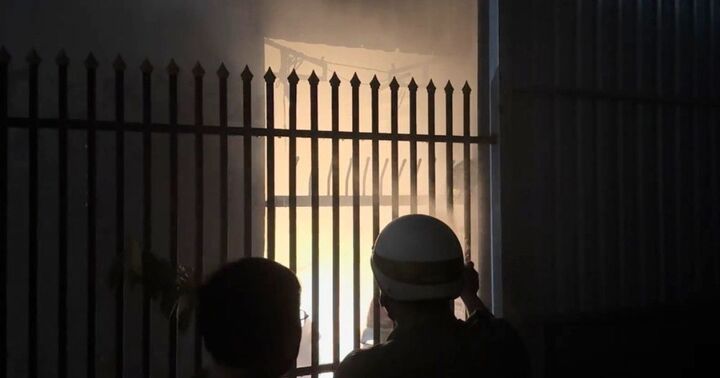 Cháy tại dãy trọ 20 phòng ở TP.HCM, người đàn ông thoát