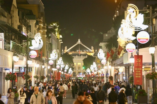 Người dân đổ về hồ Gươm xem bắn pháo hoa chào đón năm mới Giáp Thìn 2024