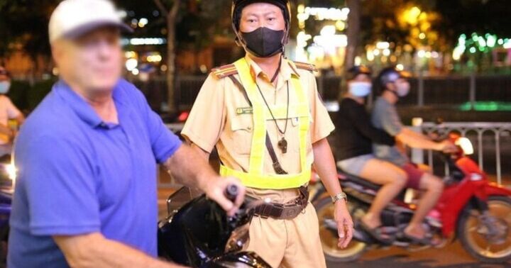 Chở người đàn ông ngoại quốc