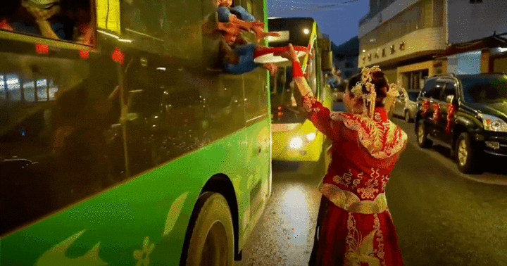 Video: Đang kẹt xe, cô dâu chú rể quyết định làm điều 