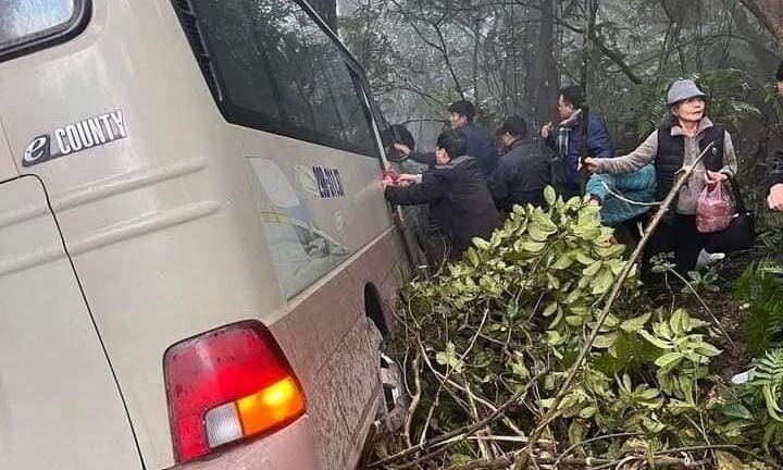 Nguyên nhân ban đầu vụ xe khách chở gần 30 cán bộ hưu trí lao xuống vực ở Tam Đảo