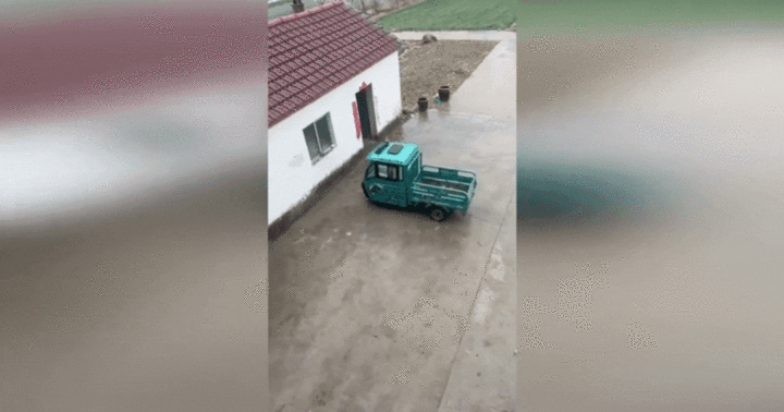 Video:  "Ảo diệu " xe 3 bánh tự lái vòng tròn trong sân nhà