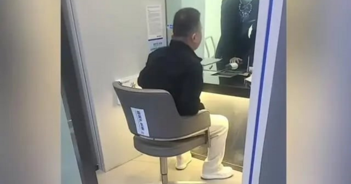 Đi rút tiền, người đàn ông  "cáu " vì nhưng câu hỏi của nhân viên ngân hàng