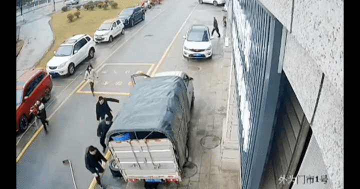 Video: Giải cứ người đàn ông bị  "kẹt " dưới gầm xe tải