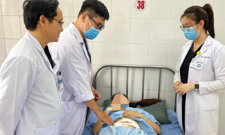Nữ bệnh nhân có khối u chứa lông, tóc, móng tay, răng, xương của thời kỳ phôi thai