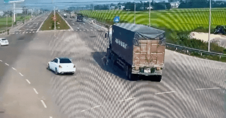 Video: Người đàn ông làm điều  "dại dột " ngay trên đường khiến người xem sợ hãi