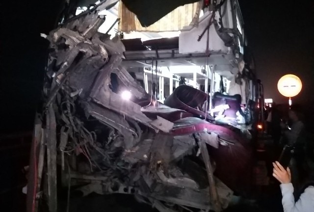 Hiện trường vụ tai nạn thảm khốc trên cao tốc Cam Lộ- La Sơn, 2 người tử vong, 4 người bị thương