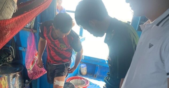 Tàu vận tải va chạm tàu cá khiến 9 ngư dân rơi xuống biển, 1 người mất tich