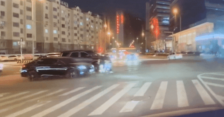Video: Thót tim cảnh nam thanh niên  "bỏ chạy " khỏi xe khi bị ô tô đâm trúng