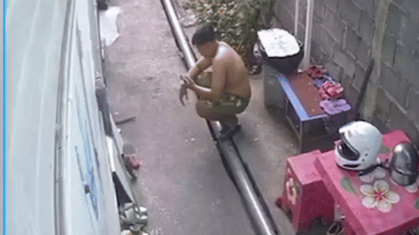 Đang ngồi lướt điện thoại, người đàn ông ở Thái Lan vội vã bỏ chạy vì lý do đáng sợ