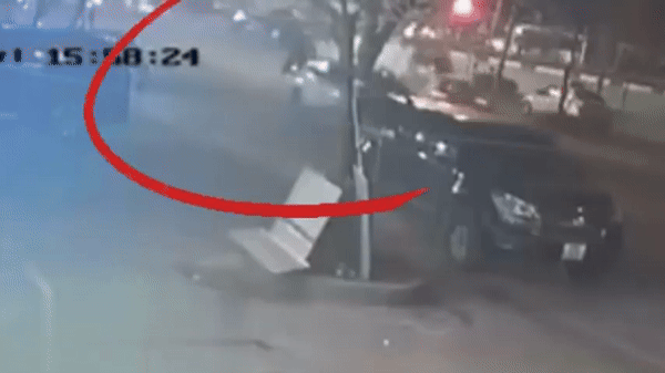 Taxi  "điên " chạy tốc độ cao, hất văng 2 người trên xe máy đang dừng đèn đỏ