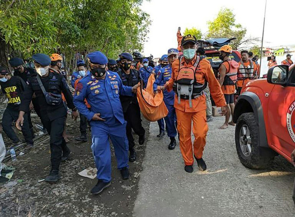 Thuyền lật do hành khách dồn hết về một bên chụp ảnh tự sướng, 7 người đuối nước tử vong