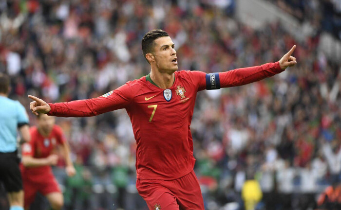 Ronaldo lập cú đúp phá vỡ nhiều kỷ lục của bóng đá thế giới, giúp Bồ Đào Nha đi tiếp