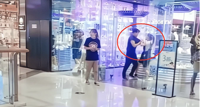 Vòi vĩnh đòi mua quần áo và giày trị giá hơn 6 triệu đồng, cô gái trẻ bị bạn trai lớn tuổi đánh tới tấp