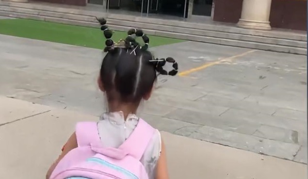 Mẹ tết tóc kiểu 'bá đạo' cho con gái trước khi vào phòng thi khiến cộng đồng mạng vỗ tay thán phục