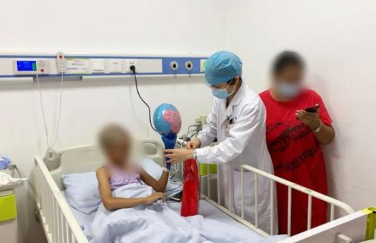 Dùng thuốc trừ sâu ủ tóc diệt chấy,  người mẹ khiến con gái 11 tuổi nhập viện cấp cứu