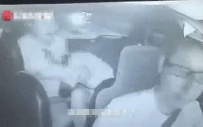 Video: Can ngăn người đàn ông đánh vợ, nam tài xế bị tát liên tiếp 12 cái vào mặt