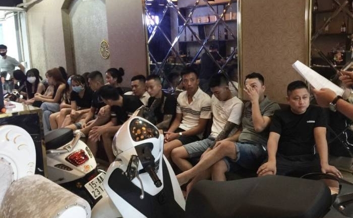 Hải Phòng: Phớt lờ lệnh cấm, quán karaoke mở cửa tiếp gần 20 khách cùng lúc