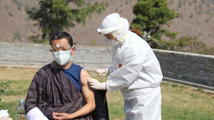 Quốc gia nào triển khai tiêm vaccie ngừa COVID-19 cho toàn dân trong một tuần?