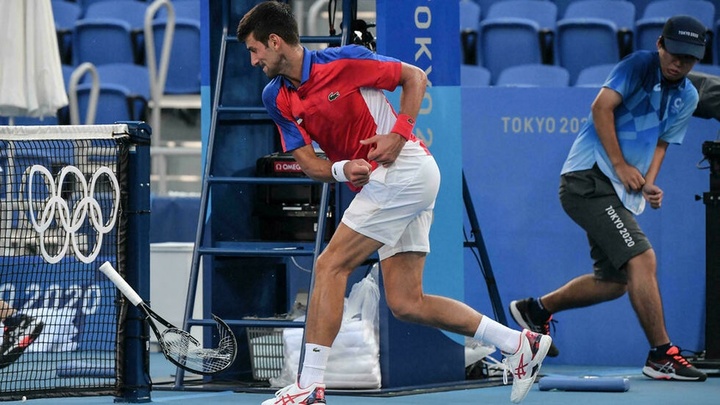 Djokovic tức giận đập gãy vợt, chia tay Olympic Tokyo sau thất bại trước Pablo Carreno