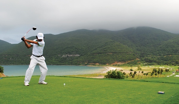 Bình Định: Hai lãnh đạo đánh golf khi giãn cách xã hội hoàn thành cách ly y tế