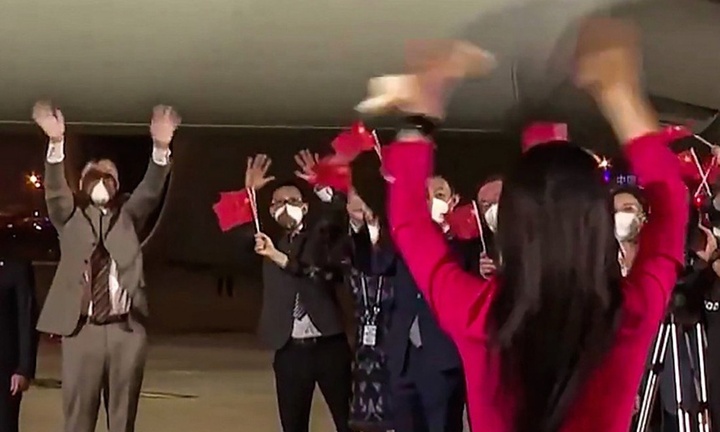 Khoảnh khắc tình cảm của vợ chồng bà Mạnh Vãn Chu tại sân bay Thâm Quyến gây 'sốt' mạng xã hội