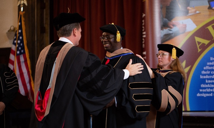 Trường đại học phong Giáo sư cho bà Nguyễn Phương Hằng hoạt động thế nào?