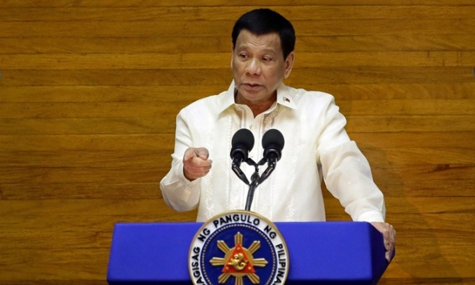 Tổng thống Philippines đề xuất đột nhập vào nhà dân ban đêm, tiêm vaccine khi đang ngủ
