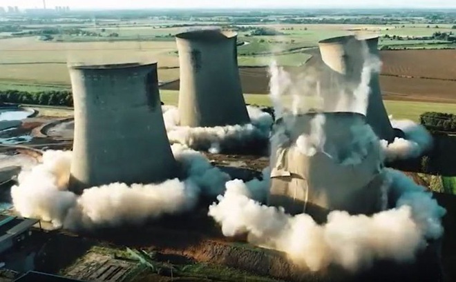 Video: Khoảnh khắc 4 tháp làm mát ở Anh đổ sập trong chớp mắt