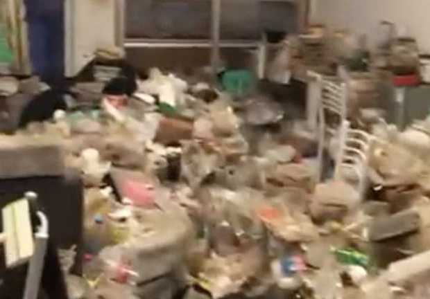 Bất ngờ kiểm tra, chủ nhà phát hoảng trước đống rác ngập ngụa trong phòng trọ của nam sinh viên đẹp trai