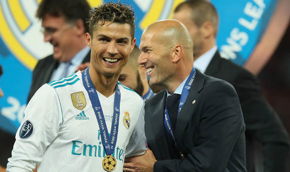 Rộ tin Cristiano Ronaldo ngỏ lời, MU liên hệ Zidane nhằm thay thế HLV Solskjaer