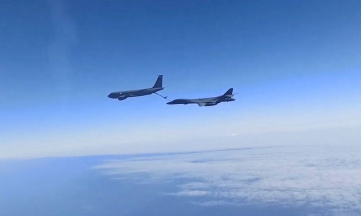 Tiêm kích Su-30 của Nga chặn 2 máy bay ném bom của Mỹ trên Biển Đen