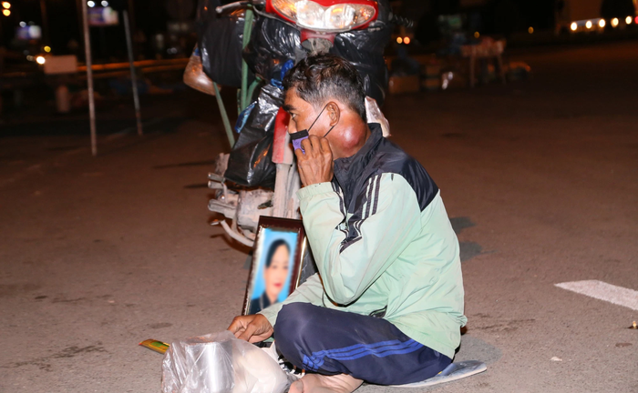 Vợ mất vì COVID-19, chồng nghèo ngậm ngùi gửi tro cốt, ôm di ảnh về quê