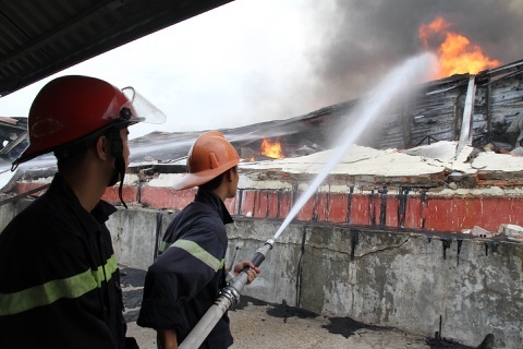 TP.HCM: Cháy xưởng gỗ rộng 14.000 m2, nhiều tài sản bị thiêu rụi