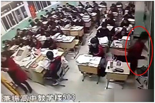 Video:  Nam sinh đột nhiên cười phá lên, lao ra cửa sổ tự tử khiến cả lớp bàng hoàng