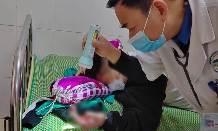 Điện thoại phát nổ khi sạc pin, nam sinh bị dập nát bàn tay