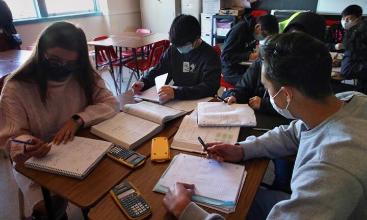 Hàng nghìn trường học ở Mỹ đóng cửa do số ca COVID-19 tăng kỷ lục