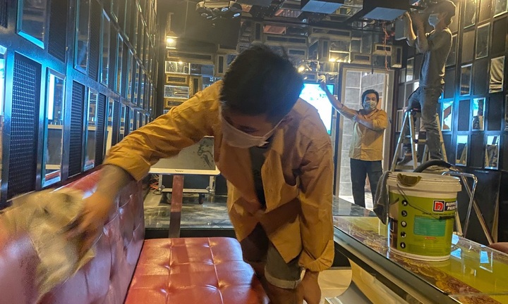 Quán karaoke ở TP HCM tất bật dọn dẹp, gấp rút chuẩn bị cho ngày mở cửa trở lại