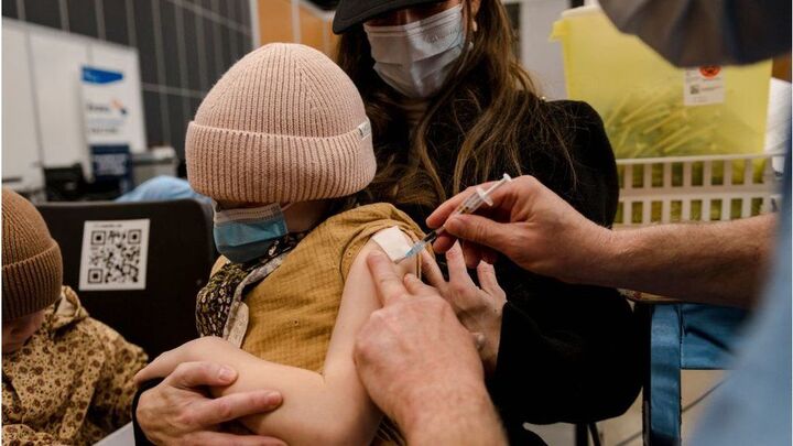 Canada áp thuế đặc biệt với người từ chối tiêm vaccine phòng COVID-19 
