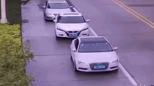 Video: Cần trục rơi xuống đè biến dạng chiếc Audi đang di chuyển, nam tài xế thoát chết thần kỳ