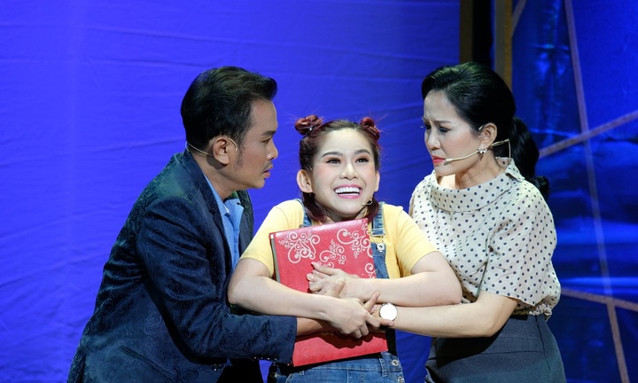 Bình Tinh tạo dấu ấn đặc biệt với vai cô bé tự kỷ trong vở kịch “Mảnh vở”