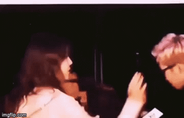 Xôn xao clip Jisoo (BLACKPINK) và thủ lĩnh RM (BTS) thân thiết vỗ vai đùa vui 