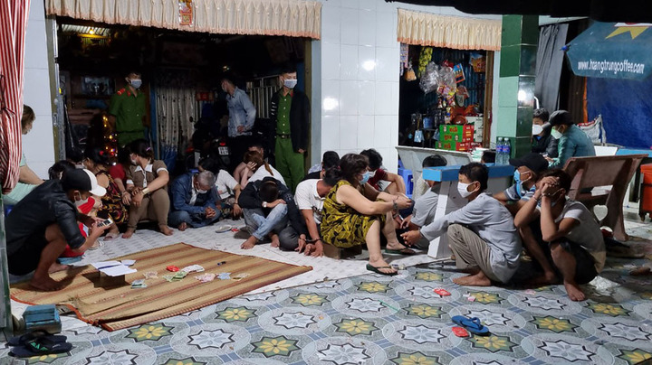 Kiên Giang: Triệt xóa nhiều tụ điểm đánh bạc, người nhà một đối tượng tới đánh công an