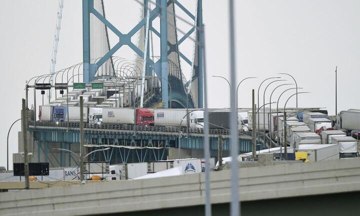 Cây cầu huyết mạch giữa Mỹ và Canada tê liệt vì đoan xe biểu tình phản đối tiêm chủng